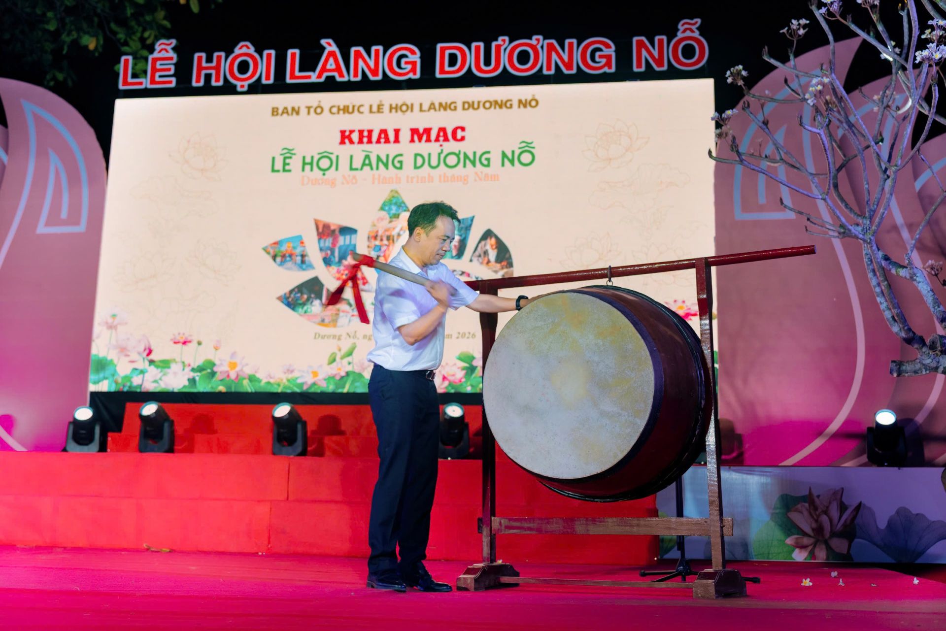 Ph&oacute; chủ tịch UBND Th&agrave;nh phố Huế Trần Hữu Th&ugrave;y Giang đ&aacute;nh trống khai hội