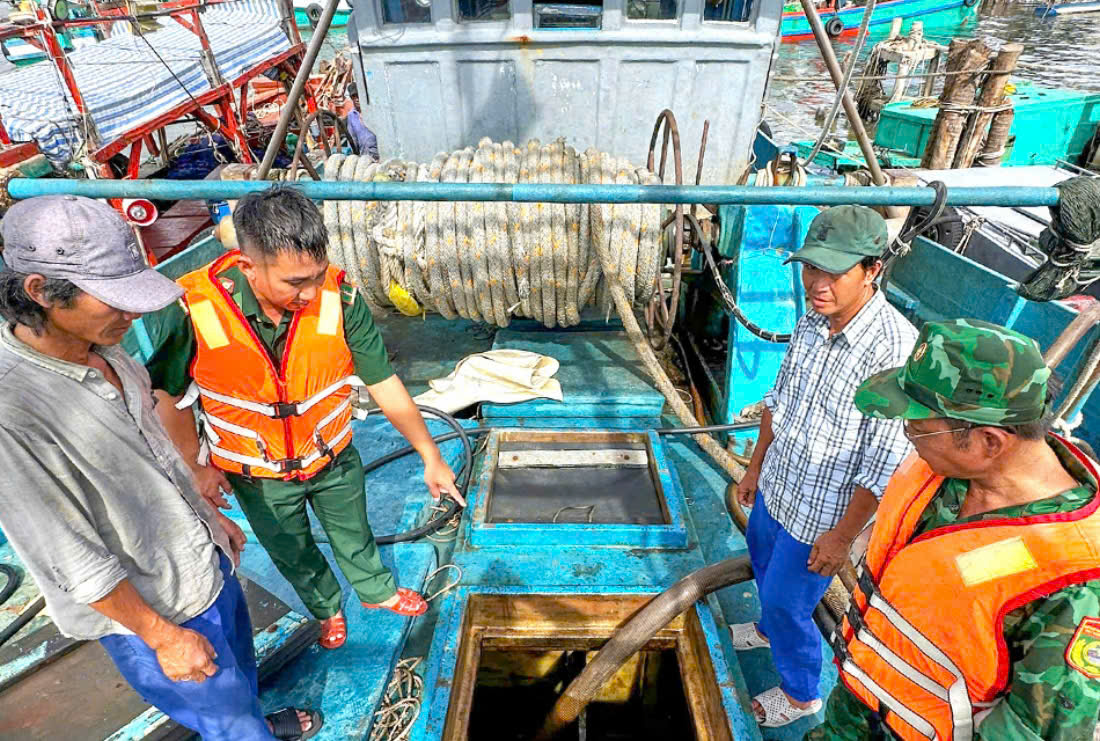 Hải đội Bi&ecirc;n ph&ograve;ng 1 ph&aacute;t hiện t&agrave;u c&aacute; vận chuyển, bu&ocirc;n lậu dầu tr&ecirc;n biển.