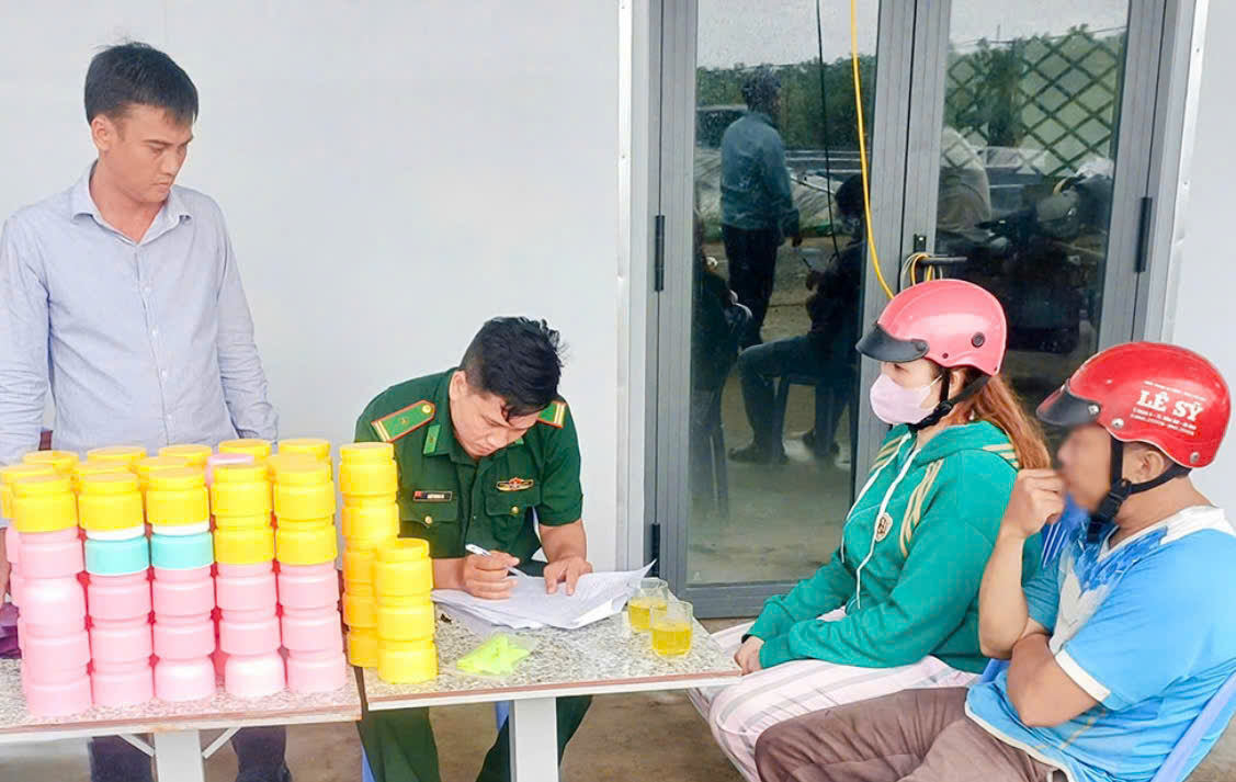 Đối tượng mua b&aacute;n mỹ phẩm kh&ocirc;ng r&otilde; nguồn gốc bị lực lượng Đồn Bi&ecirc;n ph&ograve;ng Tam Giang T&acirc;y ph&aacute;t hiện.