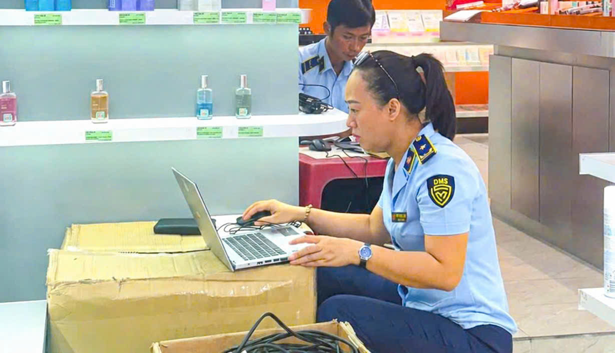 Lực lượng quản l&yacute; thị trường kiểm tra h&agrave;ng h&oacute;a, dược phẩm tại một cửa h&agrave;ng tr&ecirc;n địa b&agrave;n phường Nha Trang.