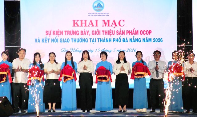 Đại biểu cắt băng khai mạc sự kiện trưng b&agrave;y, giới thiệu sản phẩm OCOP.