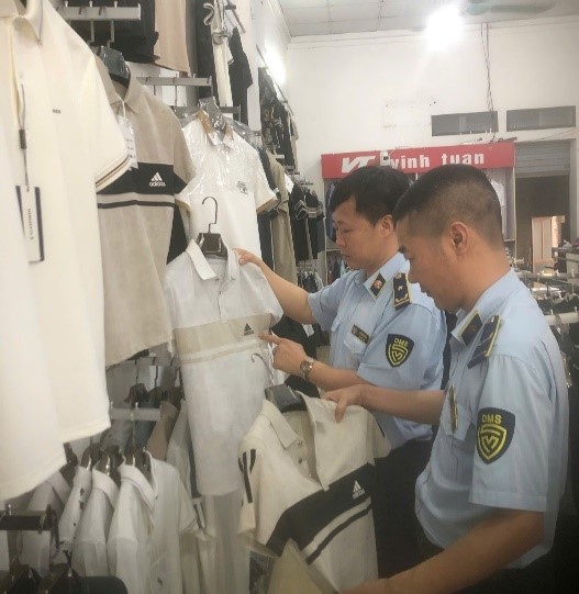 Lực lượng thuộc Đội QLTT số 12 tỉnh Thanh H&oacute;a kiểm tra h&agrave;ng h&oacute;a tại cơ sở kinh doanh