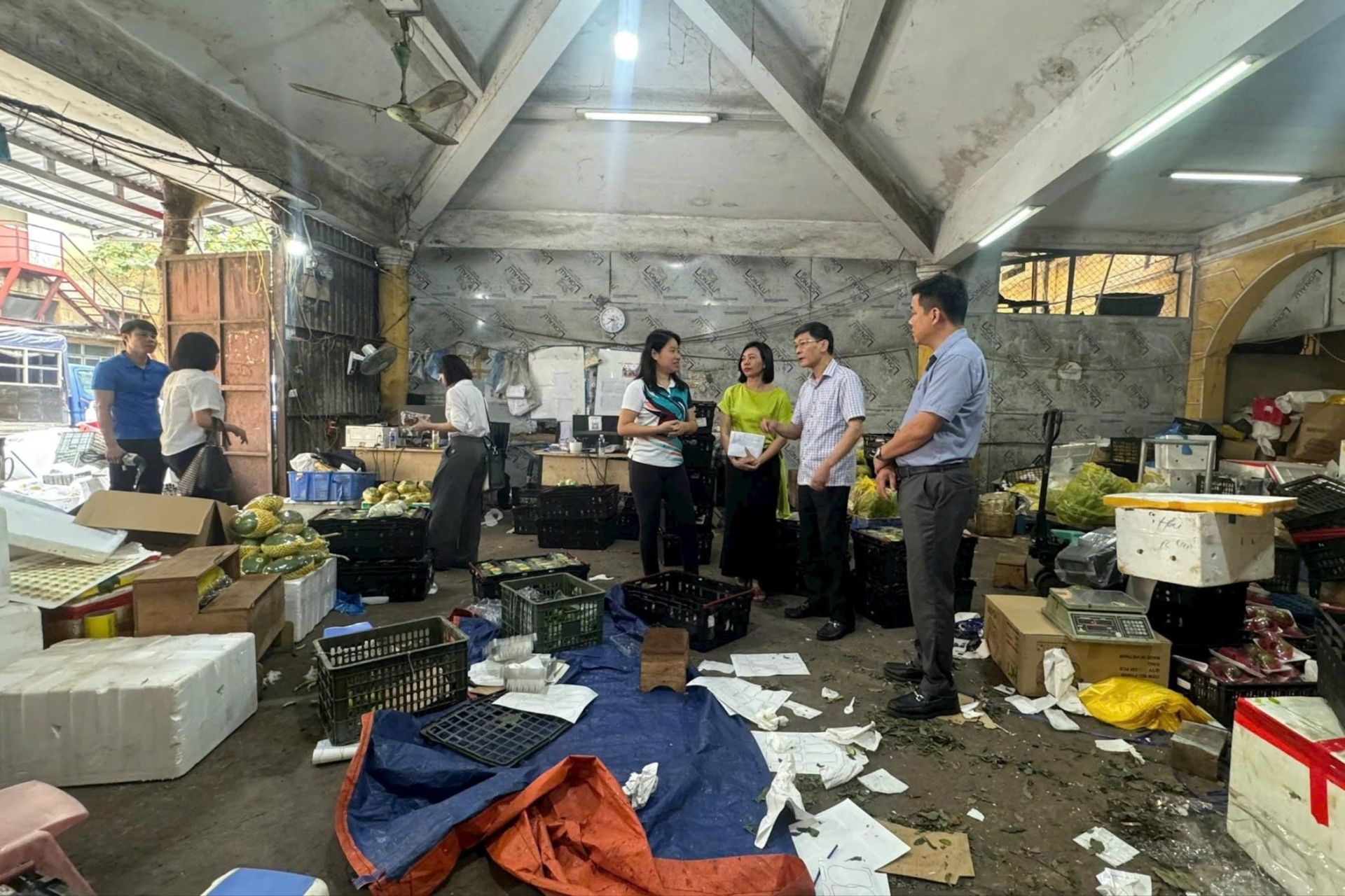 Hà Nội: Đình chỉ cơ sở đóng gói trái cây không đảm bảo an toàn vệ sinh