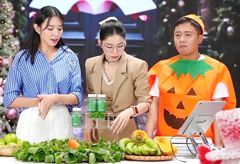 Th&ugrave;y Ti&ecirc;n, Quang Linh Vlogs v&agrave; Hằng Du Mục trong một phi&ecirc;n livestream b&aacute;n kẹo Kera