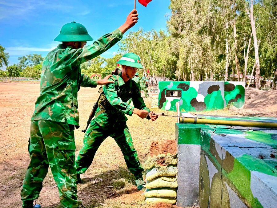 Chiến sĩ mới kiểm tra nội dung đ&aacute;nh lượng nổ b&agrave;i 1