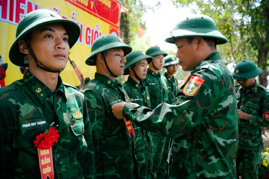 Trao hoa bắn giỏi cho c&aacute;c chiến sĩ đạt th&agrave;nh t&iacute;ch