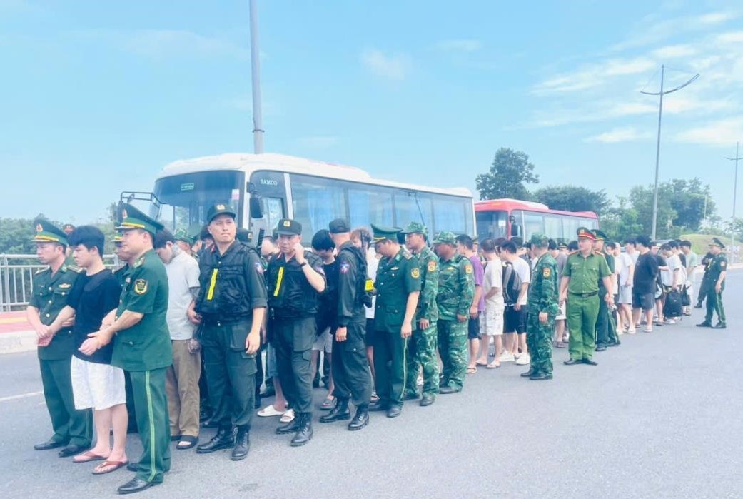 Quảng Ninh: Bàn giao 33 người nhập cảnh trái phép cho cơ quan chức năng Trung Quốc
