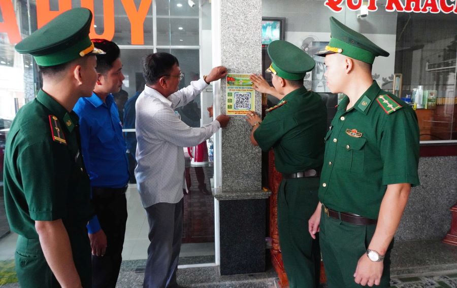 Đơn vị tiến h&agrave;nh ph&aacute;t tờ rơi, d&aacute;n m&atilde; QR tại c&aacute;c khu d&acirc;n cư, nh&agrave; văn h&oacute;a, điểm sinh hoạt cộng đồng v&agrave; c&aacute;c tuyến đường ch&iacute;nh tr&ecirc;n địa b&agrave;n để người d&acirc;n dễ d&agrave;ng tiếp cận, sử dụng