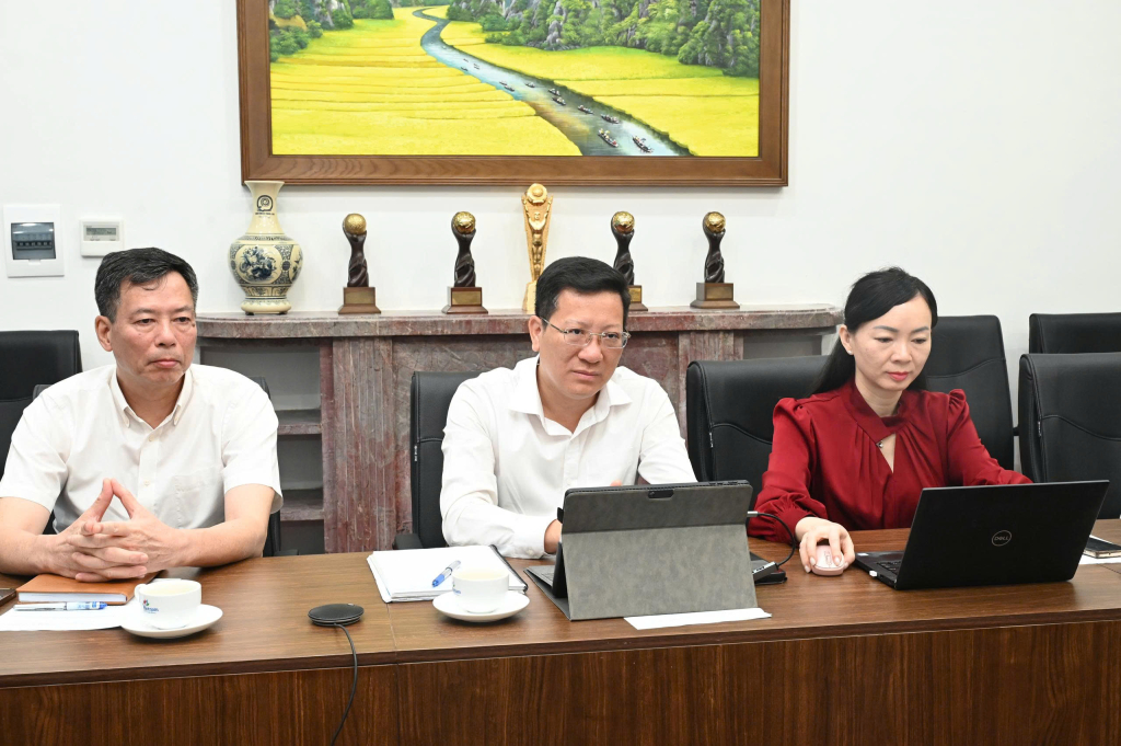 Gi&aacute;m đốc Sở Văn h&oacute;a, Thể thao v&agrave; Du lịch Quảng Ninh Nguyễn Việt Dũng c&ugrave;ng đo&agrave;n c&ocirc;ng t&aacute;c b&aacute;o c&aacute;o tại buổi l&agrave;m việc