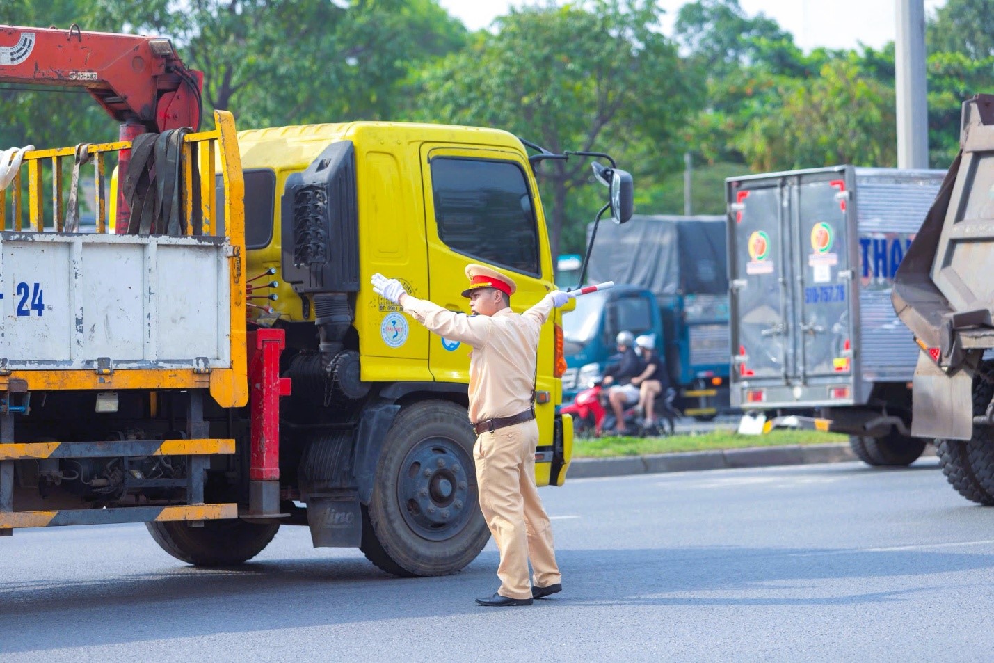 Điều tiết, ph&acirc;n luồng giao th&ocirc;ng tại c&aacute;c tuyến, địa b&agrave;n trọng điểm
