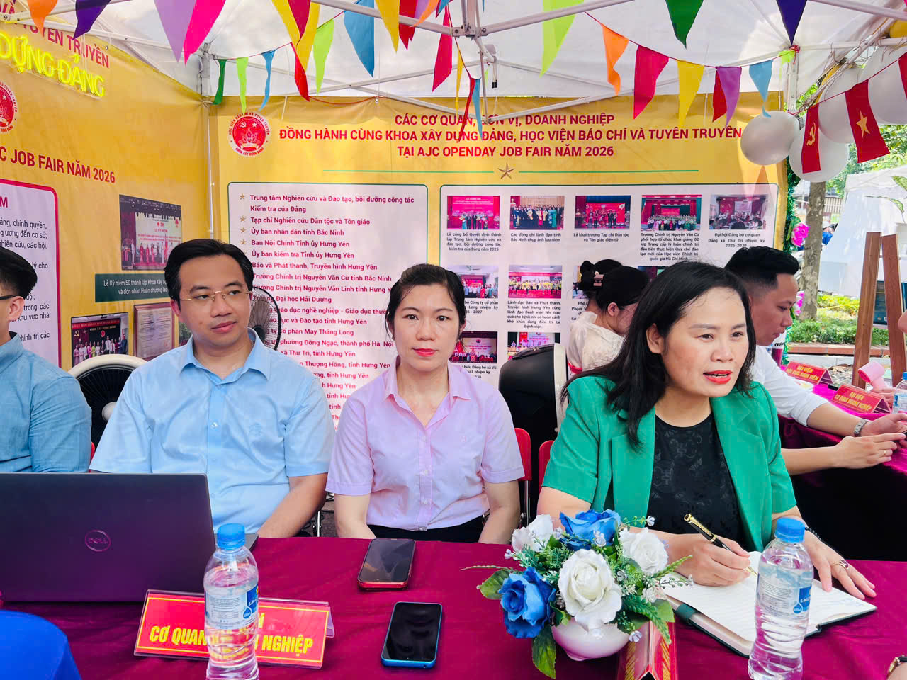 Nhiều thầy c&ocirc; v&agrave; nh&agrave; tuyển dụng tư vấn trực tiếp tại gian trại của Khoa X&acirc;y dựng Đảng