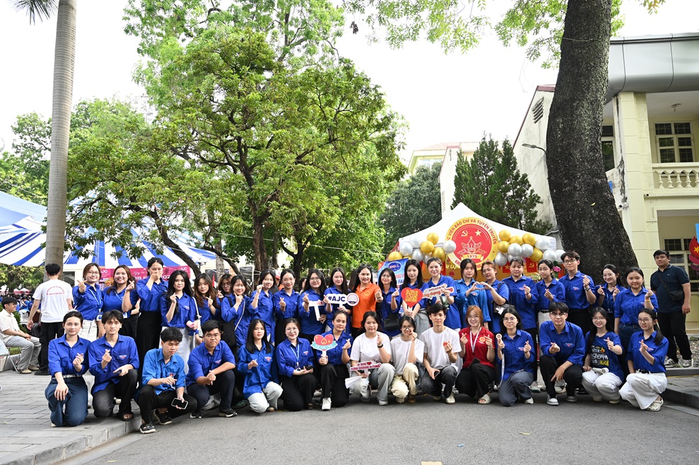 Đ&ocirc;ng đảo sinh vi&ecirc;n đến nghe tư vấn việc l&agrave;m
