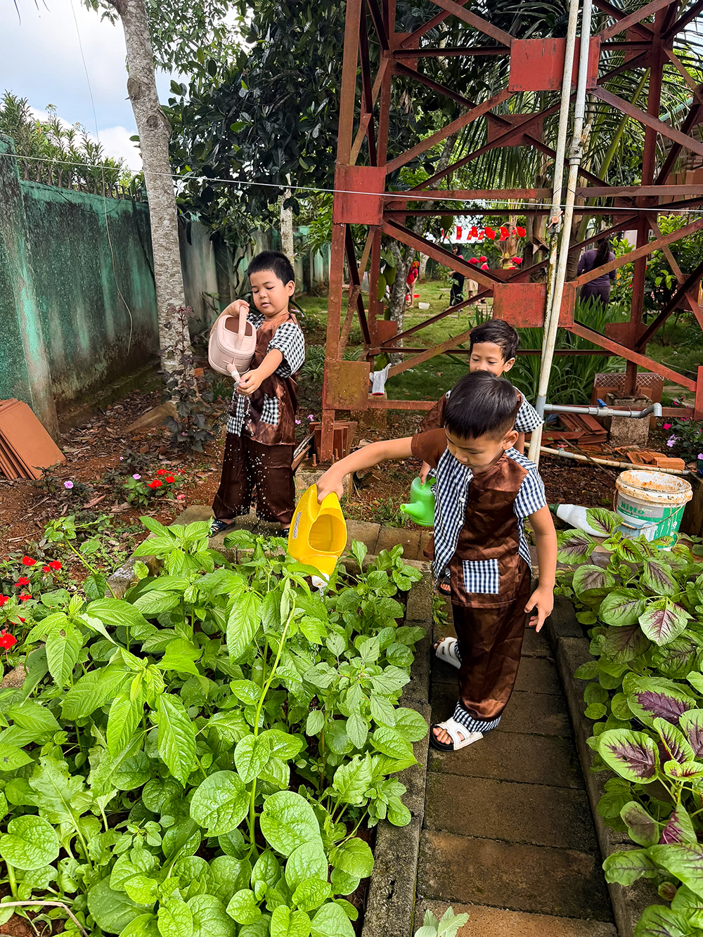 Hoạt động trải nghiệm của b&eacute; tại chuy&ecirc;n đề hoạt động tại Trường Mầm non Hoa Sen. Ảnh: Trường Mầm non Hoa Sen