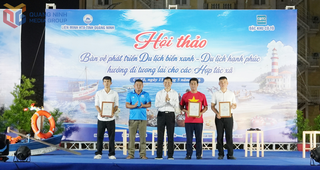 L&atilde;nh đạo Li&ecirc;n minh HTX tỉnh trao giấy chứng nhận th&agrave;nh vi&ecirc;n cho HTX v&agrave; doanh nghiệp nu&ocirc;i trồng, chế biến thủy sản tr&ecirc;n địa b&agrave;n đặc khu C&ocirc; T&ocirc;