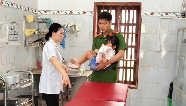 Ninh Bình: Kịp thời giúp đỡ 2 mẹ con cháu nhỏ tự ngã tại Khu du lịch biển Thịnh Long