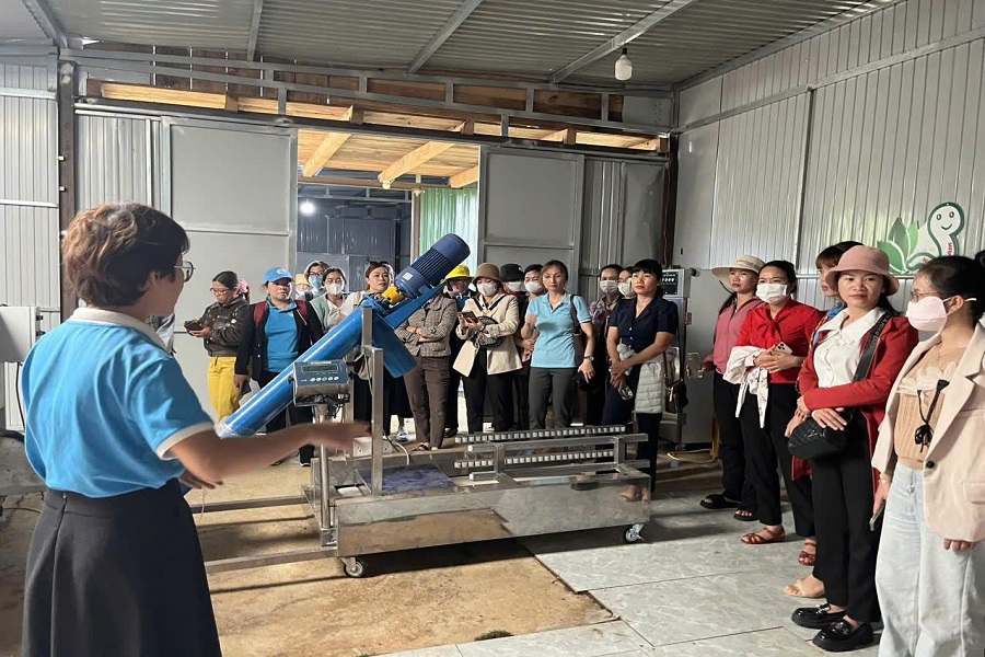 HTX tiếp đ&oacute;n đo&agrave;n tham quan học tập m&ocirc; h&igrave;nh từ hội phụ nữ tr&ecirc;n địa b&agrave;n tỉnh.
