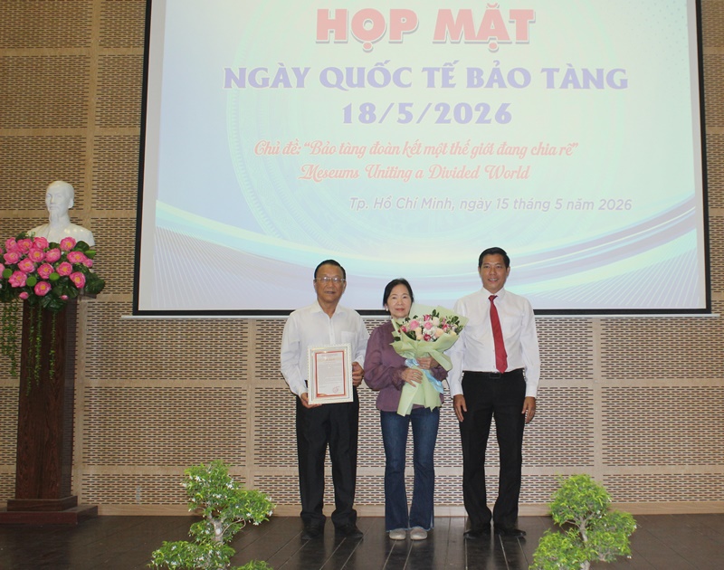 &Ocirc;ng Trần C&ocirc;ng Sơn trao thư cảm ơn cho gia đ&igrave;nh b&agrave; L&ecirc; Thị Hạnh (P. Vũng T&agrave;u) hiến tặng hiện vật cho bảo t&agrave;ng