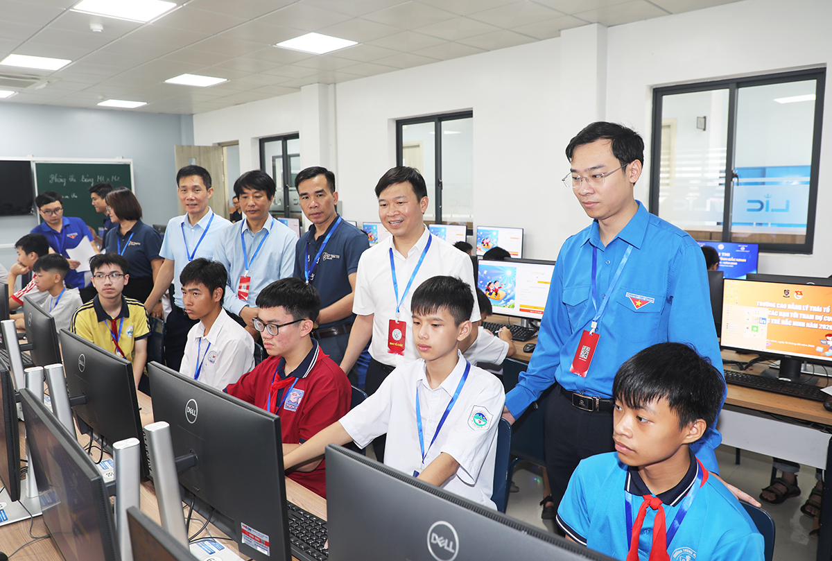 Ban Tổ chức động vi&ecirc;n c&aacute;c th&iacute; sinh trước khi l&agrave;m b&agrave;i thi