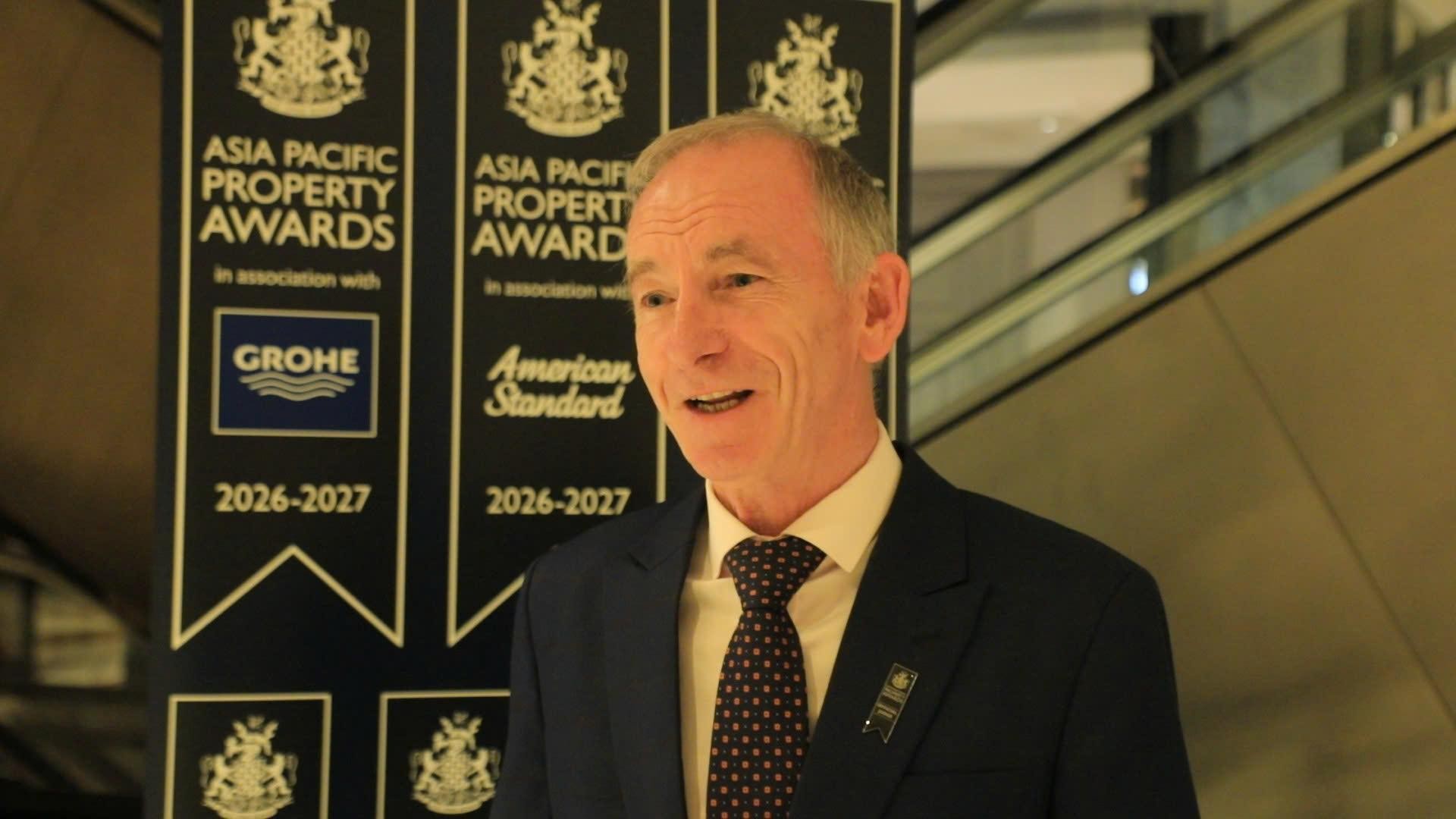 &Ocirc;ng Stuart Shield - Chủ tịch hội đồng giải thưởng APPA trả lời phỏng vấn tại lễ trao giải. Ảnh: MH