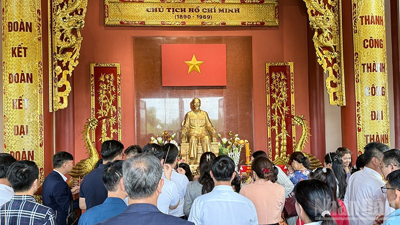 Đảng ủy, cộng đồng người Việt Nam tại L&agrave;o d&acirc;ng hương tại Khu lưu niệm Chủ tịch Hồ Ch&iacute; Minh ở bản Xiengvang, huyện Nongbok, tỉnh Khammouane, L&agrave;o. (Ảnh: TRỊNH DŨNG)