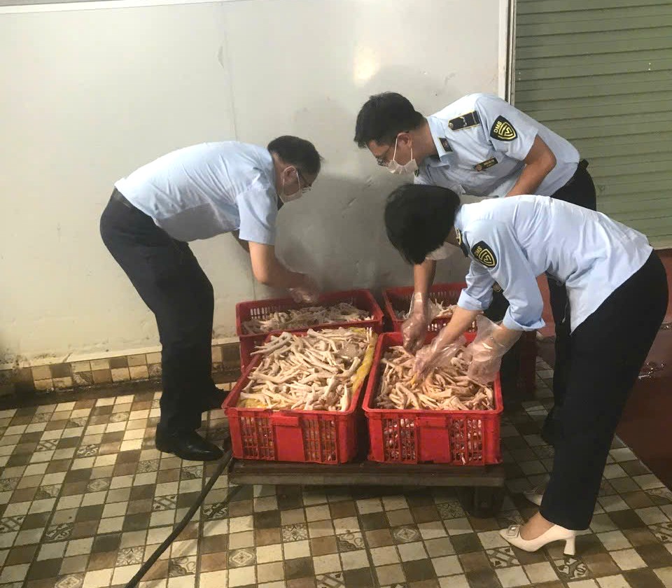 Ninh Bình kịp thời ngăn chặn hơn 200kg chân gà vi phạm