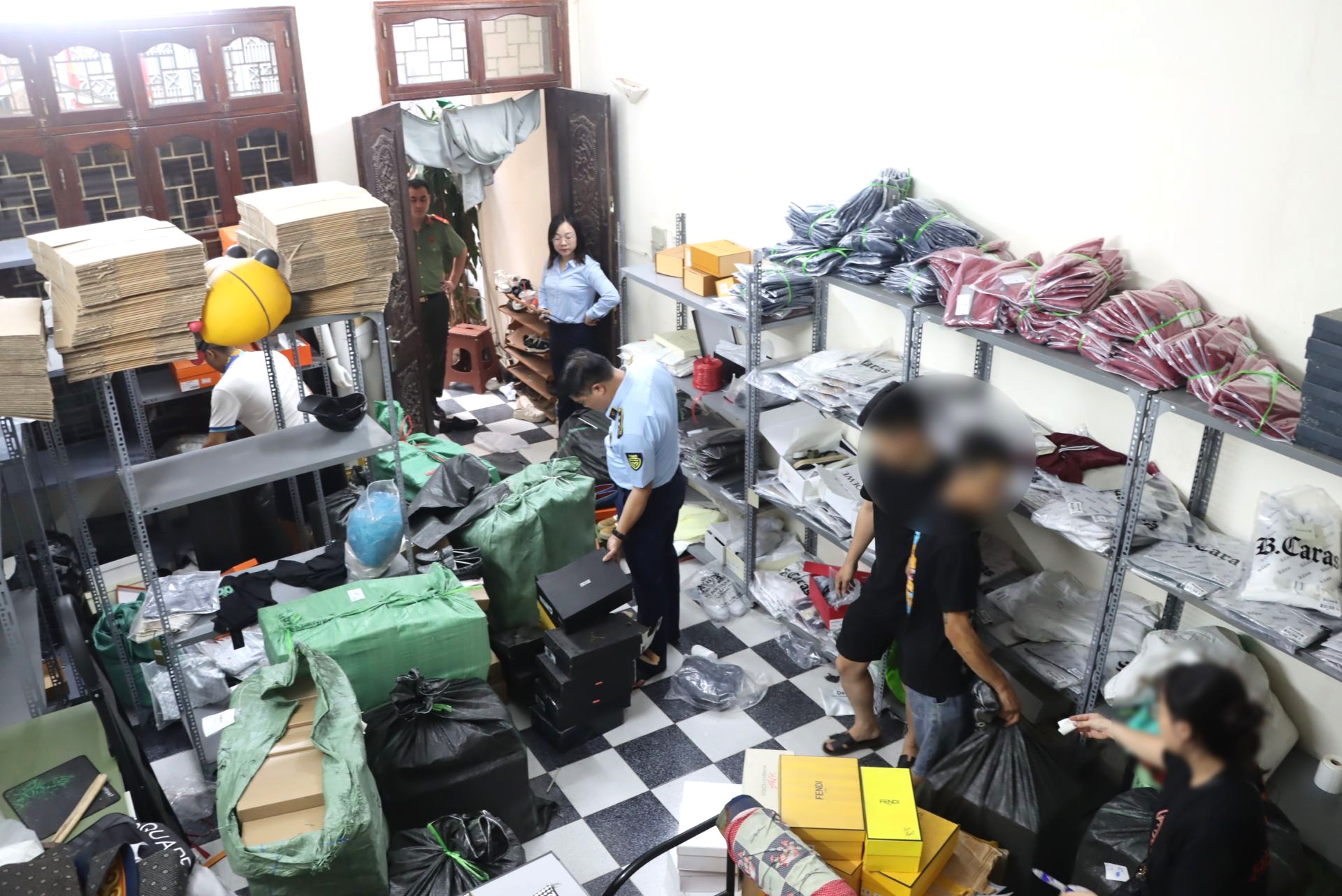 Quản l&yacute; thị trường H&agrave; Nội đồng loạt ra qu&acirc;n xử l&yacute; h&agrave;ng giả, h&agrave;ng nh&aacute;i