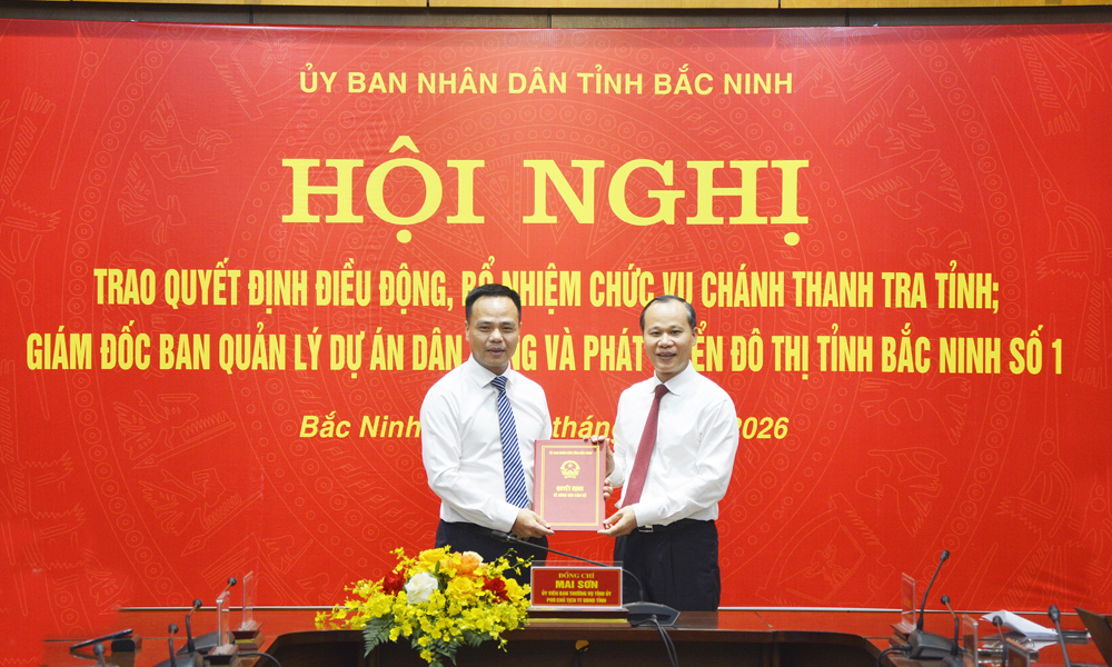 Đồng ch&iacute; Mai Sơn trao Quyết định cho đồng ch&iacute; Nguyễn Ngọc Sơn, t&acirc;n Gi&aacute;m đốc Ban Quản l&yacute; dự &aacute;n D&acirc;n dụng v&agrave; Ph&aacute;t triển đ&ocirc; thị tỉnh Bắc Ninh số 1.