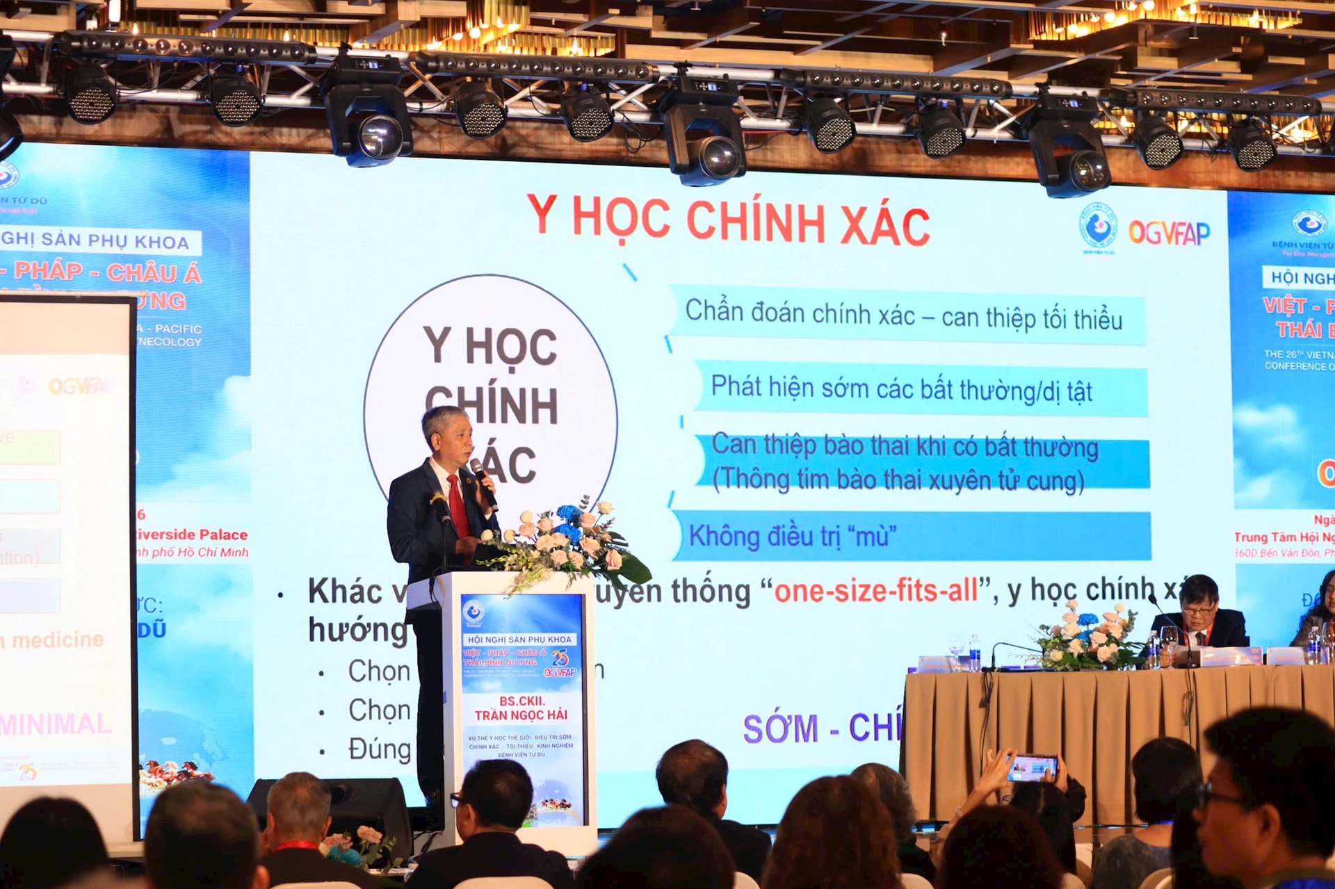 BS.CKII Trần Ngọc Hải, Gi&aacute;m đốc Bệnh viện Từ Dũ tr&igrave;nh b&agrave;y b&aacute;o c&aacute;o 
