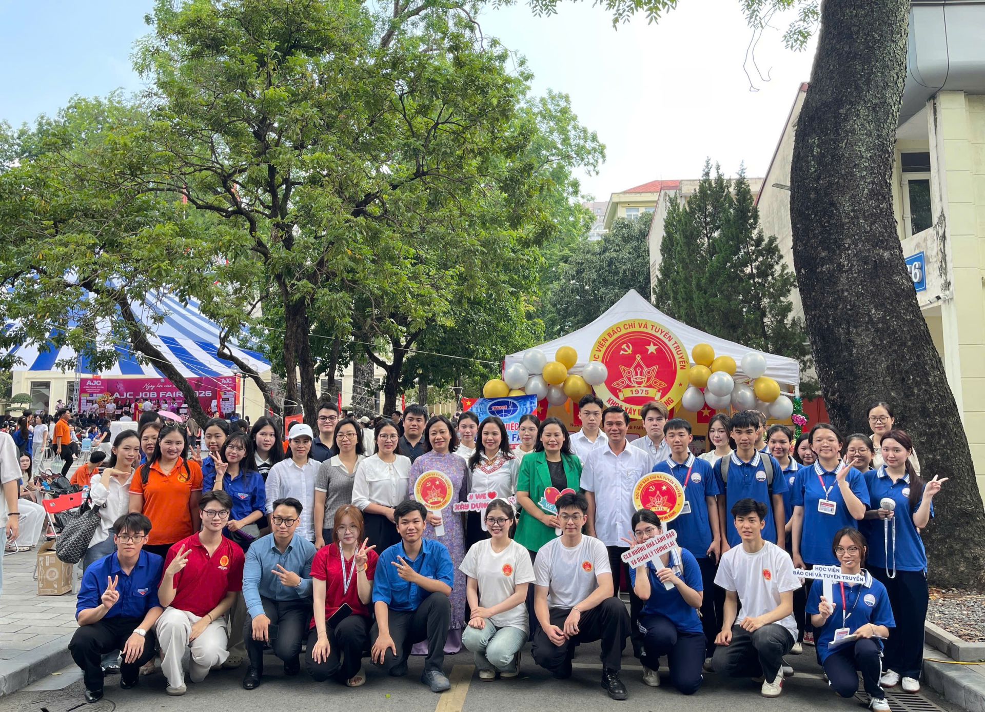 TS L&ecirc; Xu&acirc;n Lợi - PCT UBND tỉnh Bắc Ninh chụp ảnh tại gian trại