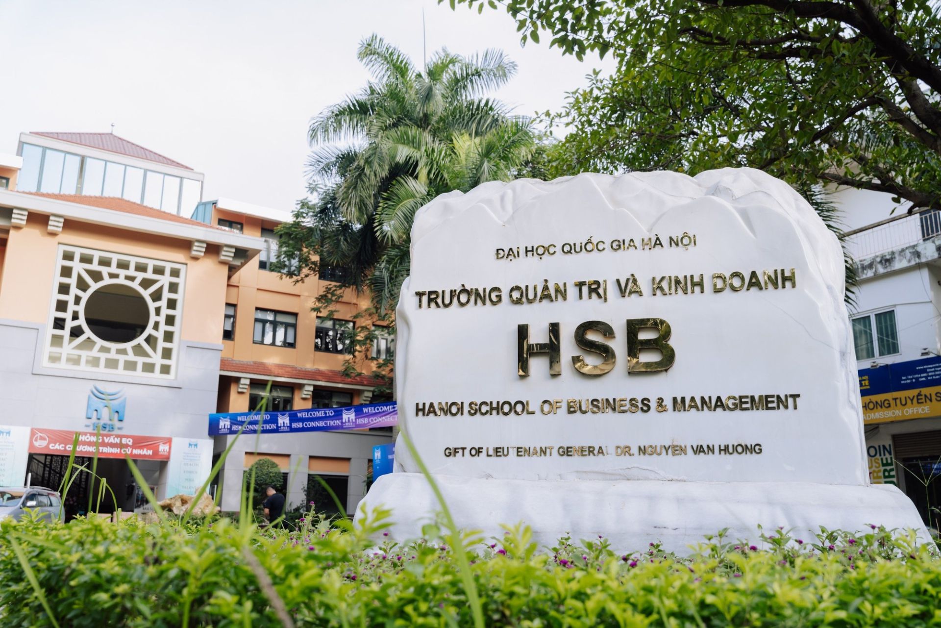 Trường công lập đầu tiên của Việt Nam đạt chứng nhận QS Stars 5 Stars