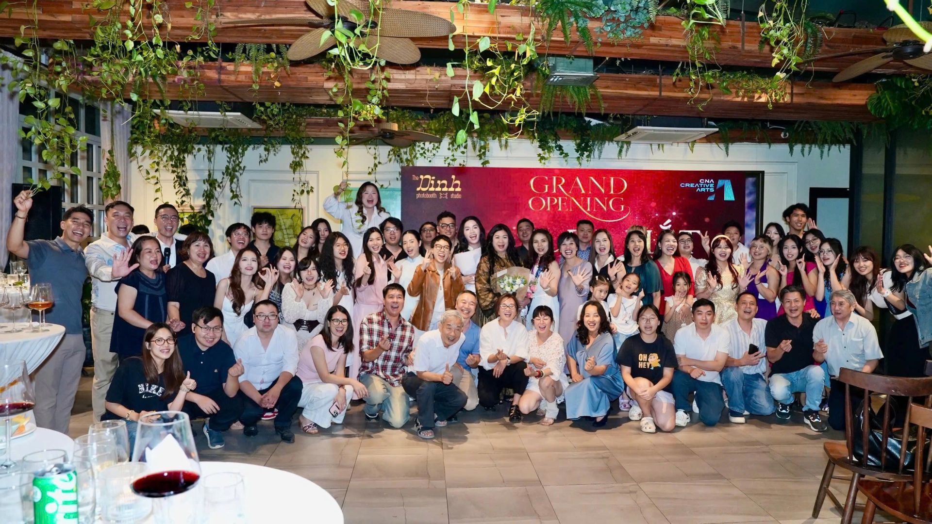 C&aacute;c nghệ sĩ, kh&aacute;ch mời ch&uacute;c mừng sự ra mắt của CAN Creative Art