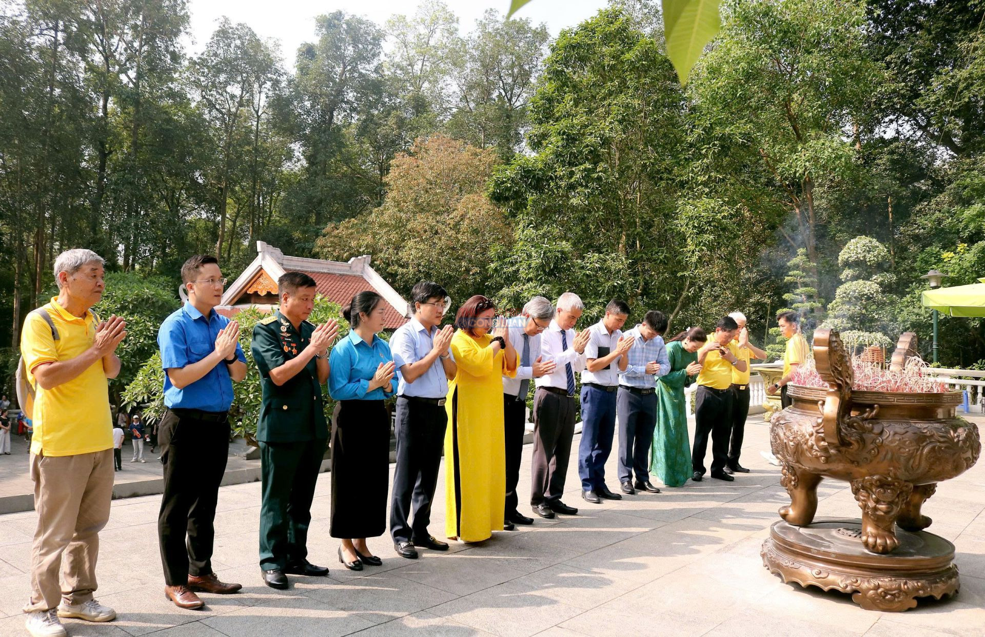 Đo&agrave;n đại biểu phường Nghĩa Đ&ocirc; th&agrave;nh k&iacute;nh d&acirc;ng hương tưởng niệm Chủ tịch Hồ Ch&iacute; Minh tại Khu Di t&iacute;ch K9.