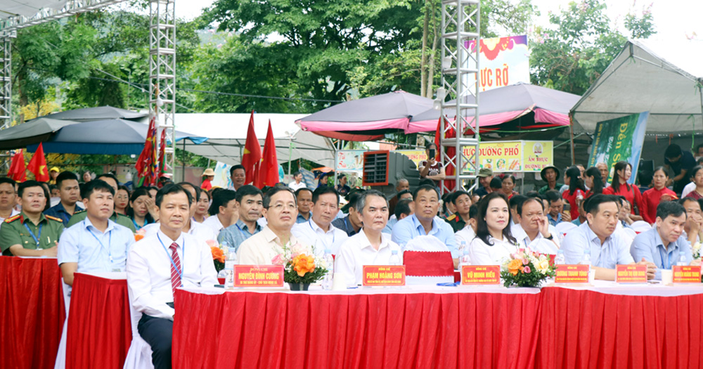 Đại biểu dự khai mạc Lễ hội Đền Suối Mỡ.