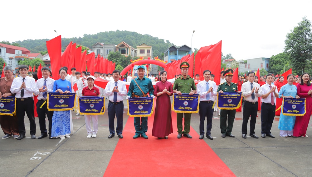 Tặng cờ lưu niệm cho c&aacute;c khối tham gia lễ khai mạc
