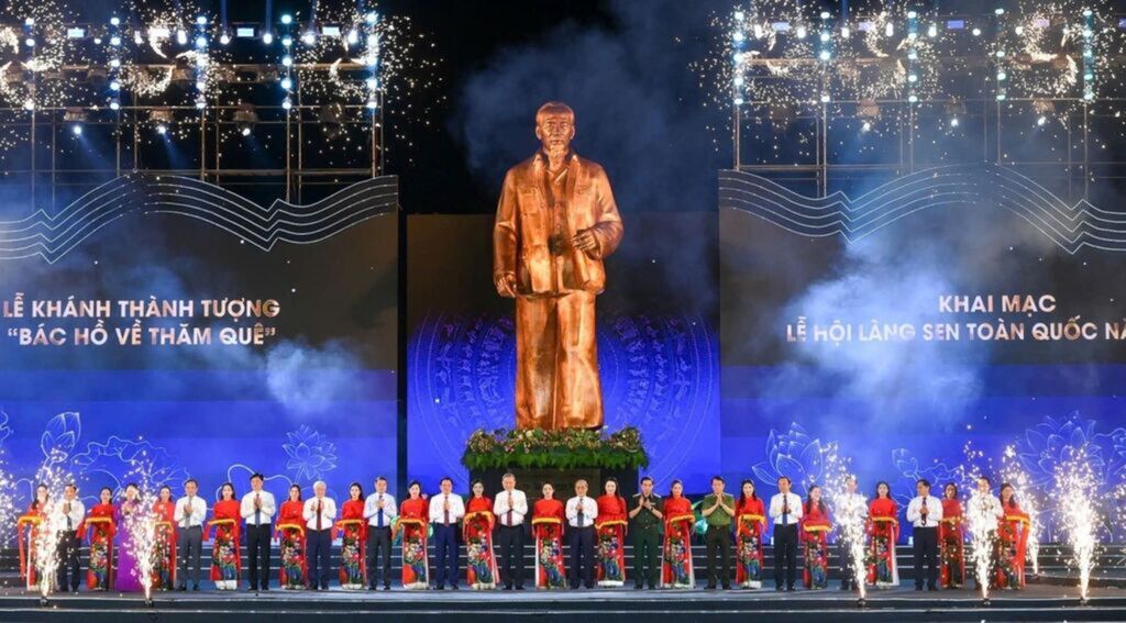 Tổng B&iacute; thư T&ocirc; L&acirc;m dự khai mạc Lễ hội L&agrave;ng Sen năm 2025 v&agrave; kh&aacute;nh th&agrave;nh Tượng &ldquo;B&aacute;c Hồ về thăm qu&ecirc;&rdquo; tối 15/5/2025.