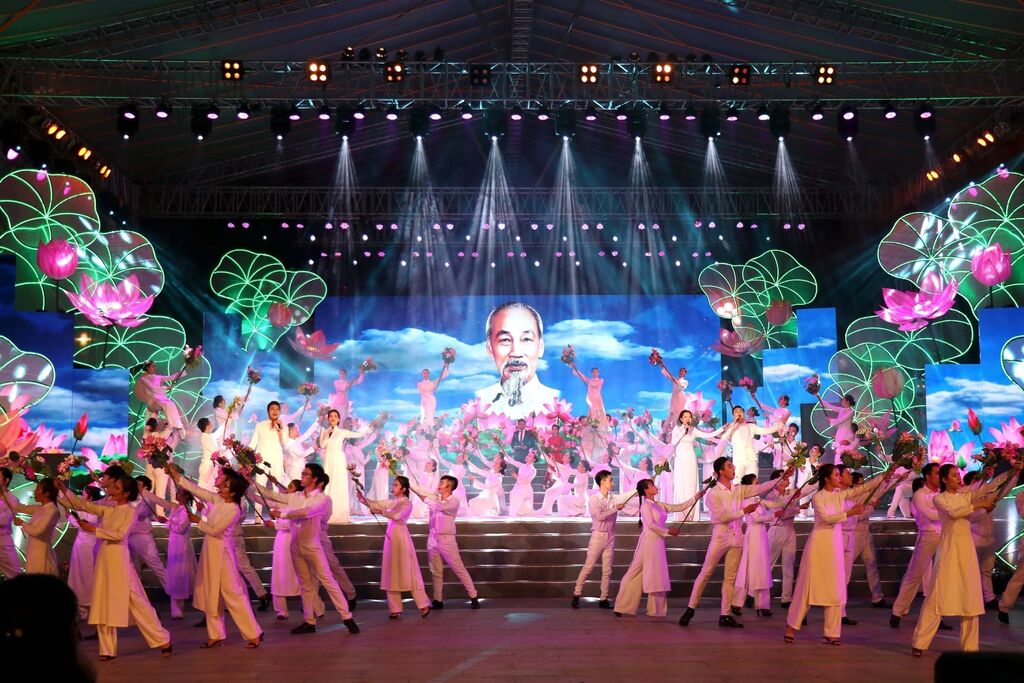 Tiết mục văn nghệ &ldquo;Hồ Ch&iacute; Minh đẹp nhất t&ecirc;n Người&rdquo; kỷ niệm Ng&agrave;y sinh Chủ tịch Hồ Ch&iacute; Minh (19/5) v&agrave; Ng&agrave;y B&aacute;c Hồ ra đi t&igrave;m đường cứu nước (5/6) tại Th&agrave;nh phố Hồ Ch&iacute; Minh (Ảnh: TTXVN)