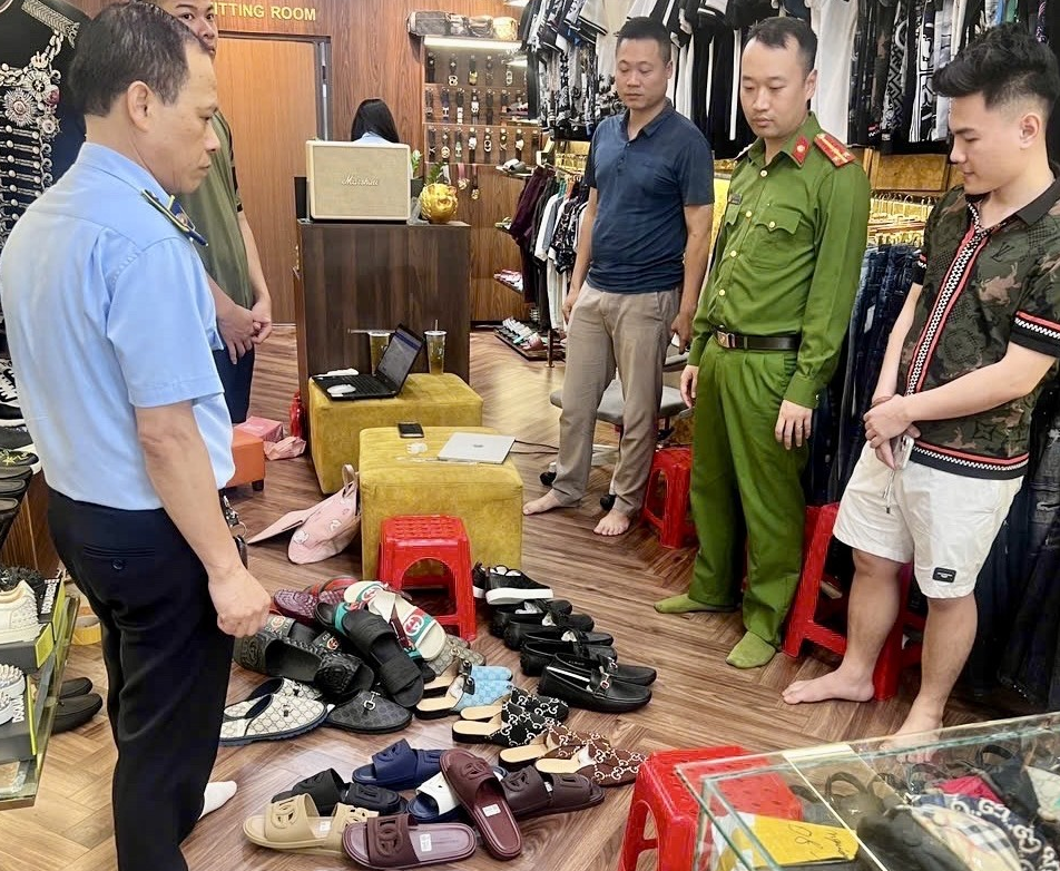 Ninh Bình: Kịp thời ngăn chặn cơ sở kinh doanh giày dép giả mạo nhãn hiệu tại phường Nam Định