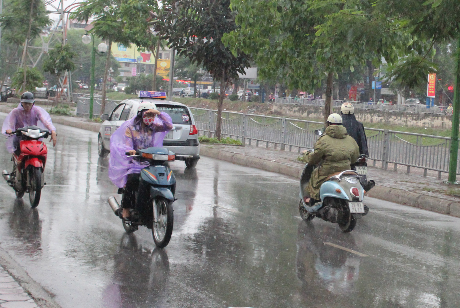 Thời tiết ngày 17/5: Mưa dông bao trùm nhiều khu vực, cảnh báo lốc sét và ngập úng cục bộ