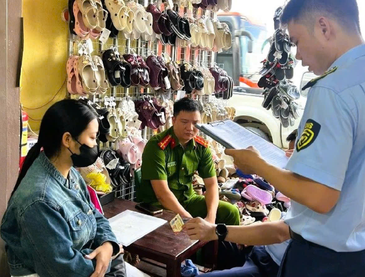 Thanh Hóa xử phạt 2 hộ kinh doanh buôn bán dép giả nhãn hiệu Crocs