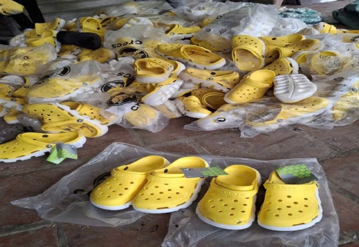 Dép Crocs giả lực lượng Quản lý thị trường yêu cầu tiêu hủy. Dép Crocs giả lực lượng Quản lý thị trường yêu cầu tiêu hủy.