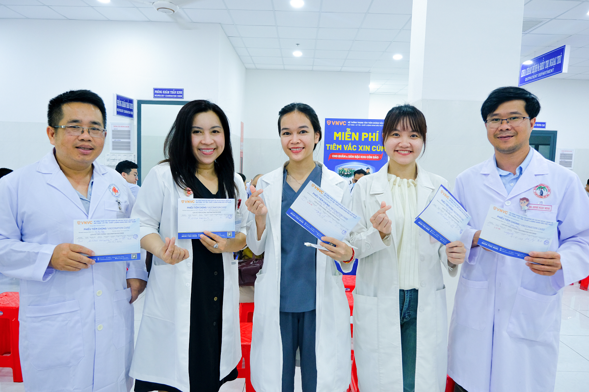 Đ&ocirc;ng đảo y b&aacute;c sĩ từ c&aacute;c bệnh viện tại TP.HCM như H&ugrave;ng Vương, Chấn thương Chỉnh h&igrave;nh, Phạm Ngọc Thạch, Thống Nhất, B&igrave;nh D&acirc;n, Nh&acirc;n d&acirc;n 115, Nguyễn Tr&atilde;i&hellip; đang lu&acirc;n phi&ecirc;n c&ocirc;ng t&aacute;c tại C&ocirc;n Đảo cũng tham gia ti&ecirc;m miễn ph&iacute; vắc xin c&uacute;m trong chương tr&igrave;nh do Hệ thống Ti&ecirc;m chủng VNVC triển khai. Ảnh: Minh Trung