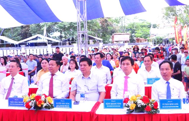 Các đại biểu đến tham dự lễ hội. Các đại biểu đến tham dự lễ hội.