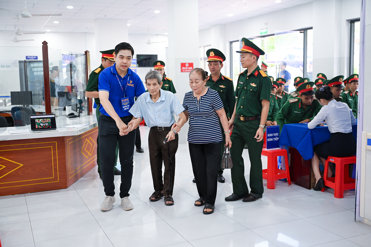 Cựu t&ugrave; ch&iacute;nh trị Nguyễn Xu&acirc;n Vi&ecirc;n (82 tuổi) c&ugrave;ng vợ đến ti&ecirc;m vắc xin từ s&aacute;ng sớm, &ocirc;ng cũng l&agrave; cựu t&ugrave; ch&iacute;nh trị duy nhất c&ograve;n sinh sống tại C&ocirc;n Đảo. Ảnh: Minh Trung