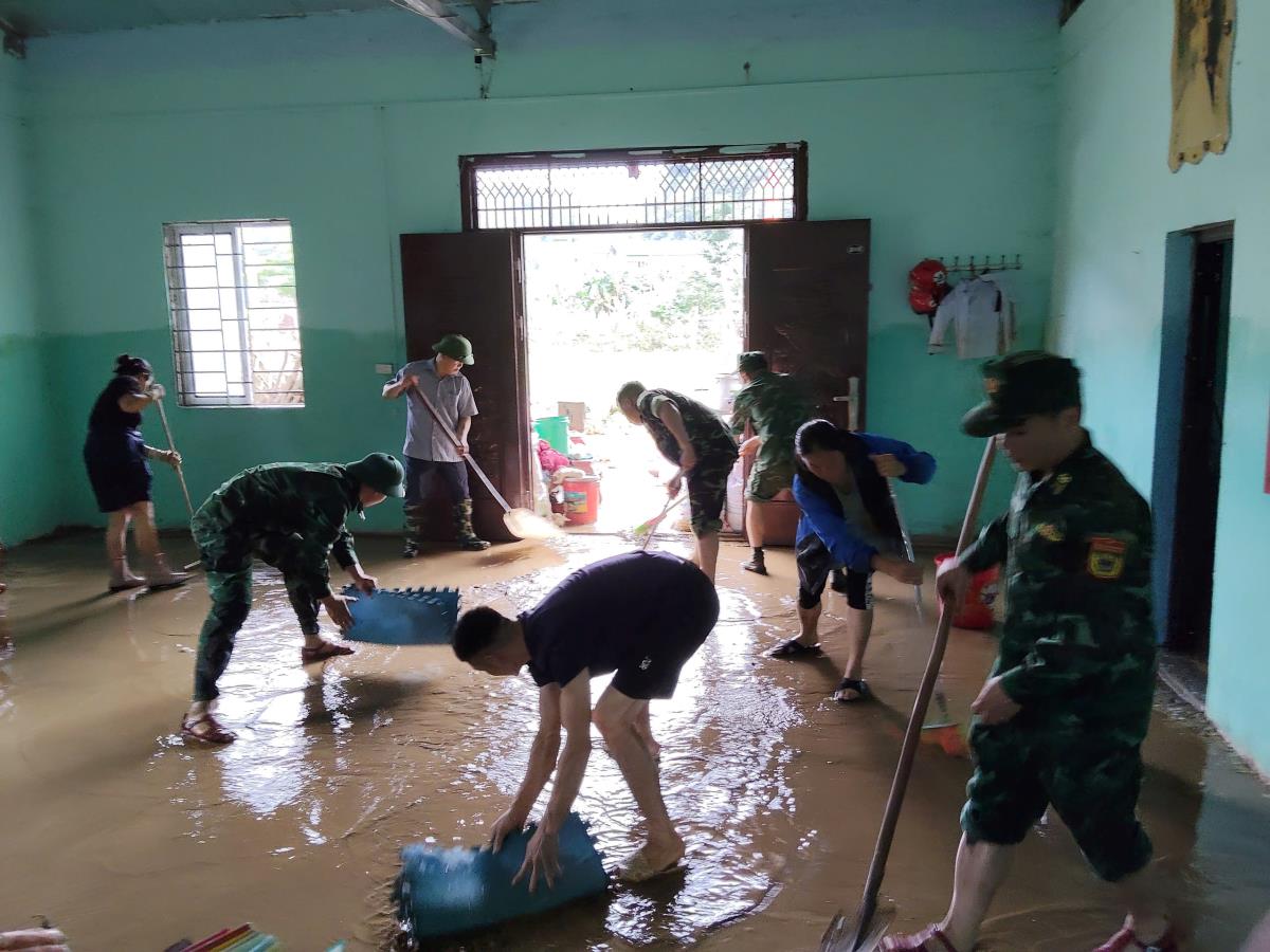 C&aacute;n bộ, chiến sĩ Đồn Bi&ecirc;n ph&ograve;ng cửa khẩu L&yacute; Vạn, Bộ đội Bi&ecirc;n ph&ograve;ng tỉnh Cao Bằng hỗ trợ c&aacute;c hộ d&acirc;n khắc phục hậu quả sau lũ. Ảnh: Đ&agrave;m Quỳnh