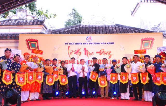 Ban tổ chức tặng hoa và cờ lưu niệm cho các đơn vị tham gia lễ hội. Ban tổ chức tặng hoa và cờ lưu niệm cho các đơn vị tham gia lễ hội.