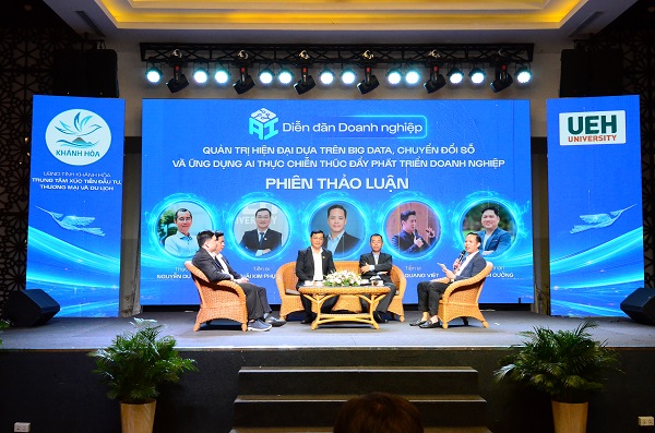 C&aacute;c vị chủ tr&igrave; thảo luận