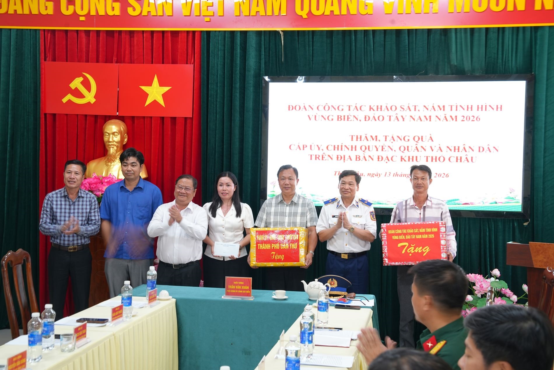 Đo&agrave;n c&ocirc;ng t&aacute;c Cảnh s&aacute;t biển Việt Nam tặng qu&agrave; cấp ủy, ch&iacute;nh quyền Đặc khu Thổ Ch&acirc;u.