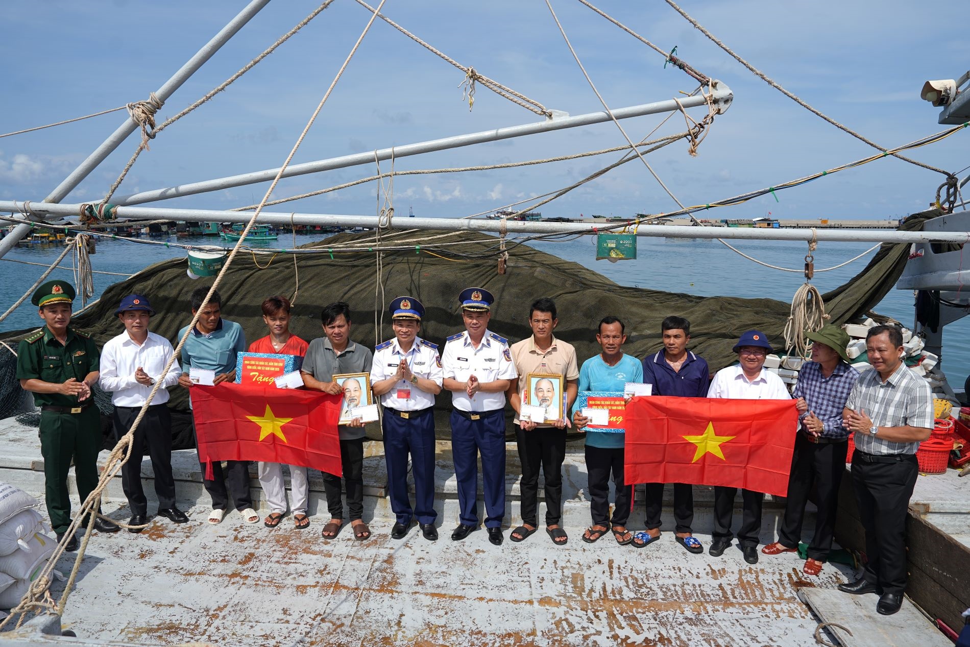 Đo&agrave;n c&ocirc;ng t&aacute;c Cảnh s&aacute;t biển Việt Nam tặng cờ Tổ quốc v&agrave; qu&agrave; cho ngư d&acirc;n.