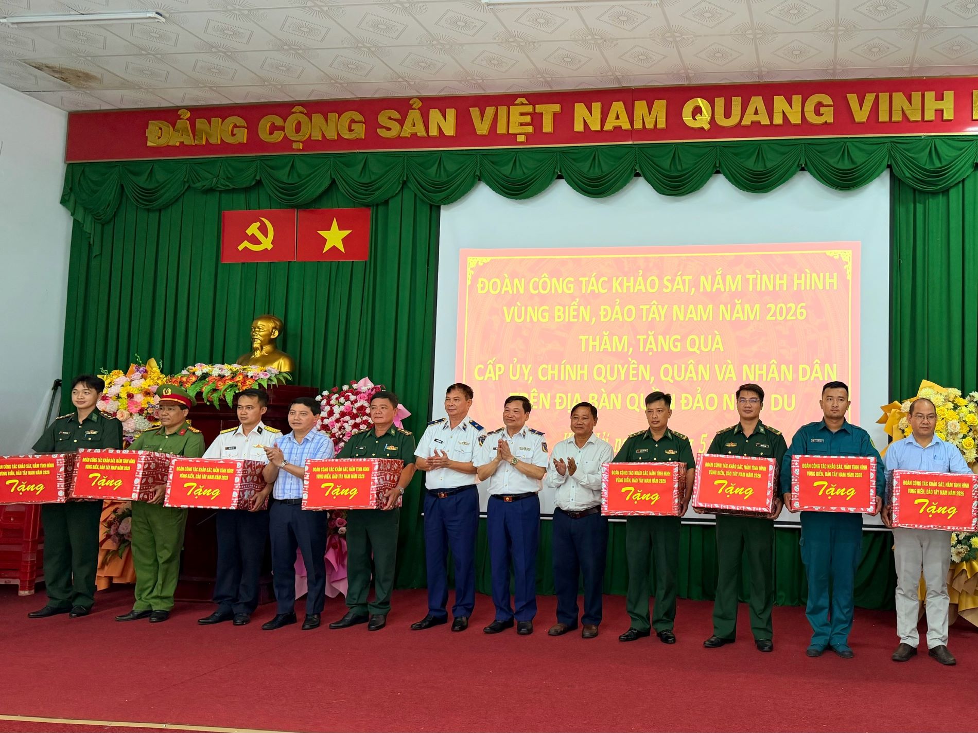 Đo&agrave;n c&ocirc;ng t&aacute;c Cảnh s&aacute;t biển Việt Nam tặng qu&agrave; cấp ủy, ch&iacute;nh quyền, qu&acirc;n v&agrave; d&acirc;n tr&ecirc;n địa b&agrave;n quần đảo Nam Du.