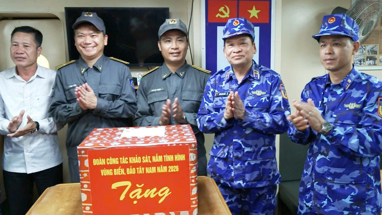 Đo&agrave;n c&ocirc;ng t&aacute;c tặng qu&agrave;, động vi&ecirc;n c&aacute;n bộ, chiến sĩ c&aacute;c t&agrave;u đang thực hiện nhiệm vụ tr&ecirc;n v&ugrave;ng biển ph&iacute;a T&acirc;y Nam.